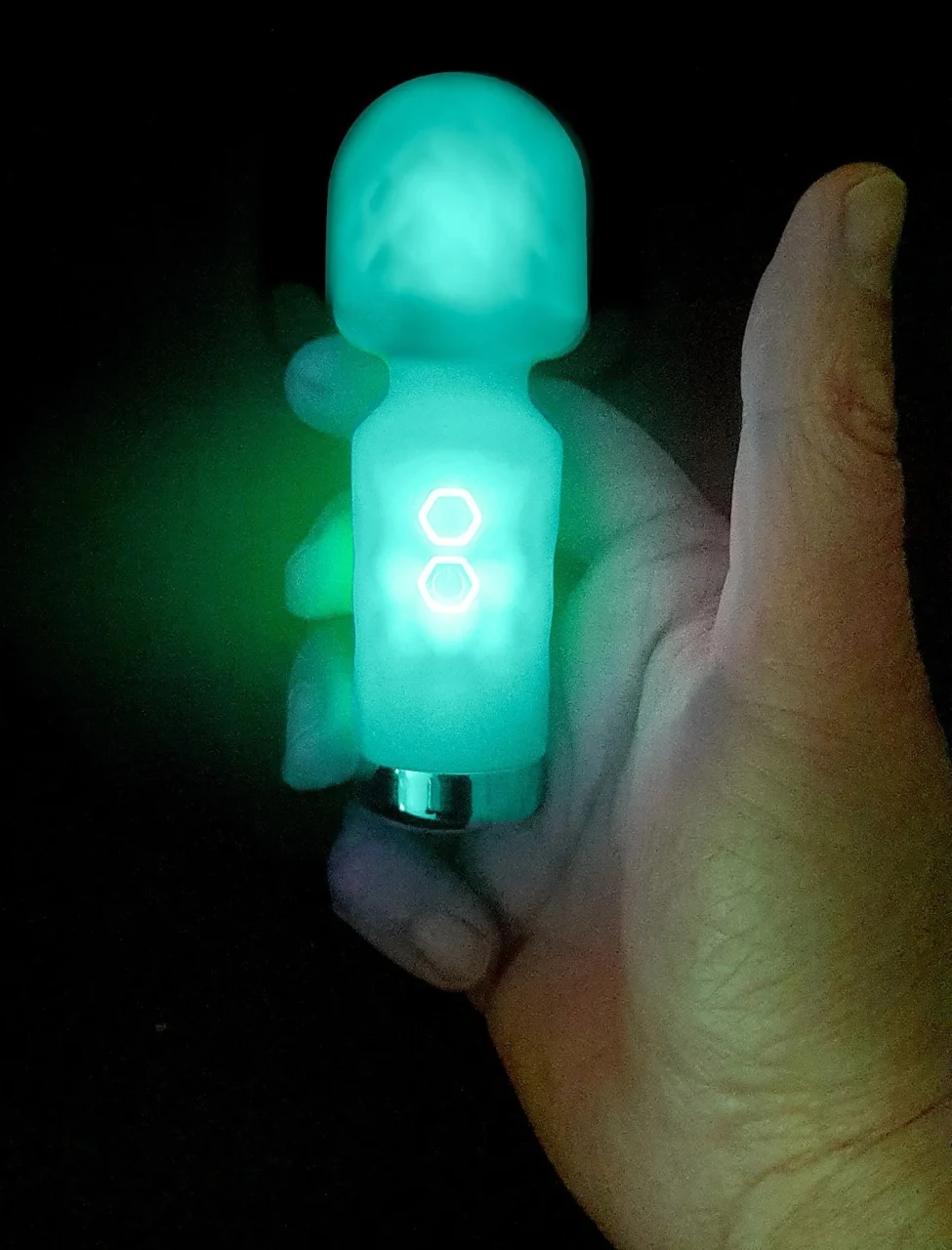 klitoralni-punjiv-vibrator-mini-wand-zeleni~1 Klitoralni punjiv vibrator - Mini Wand Zeleni - Image 1